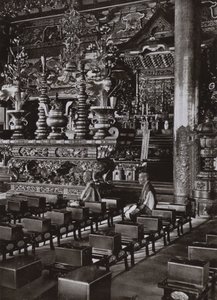 Buddhalaisen temppelin sisustus (m/w kuva) tekijältä Herbert Ponting