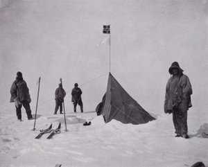 "Se oli musta lippu, Norjan lippu. Amundsen oli ensimmäisenä tangossa" (m/w kuva) tekijältä Herbert Ponting