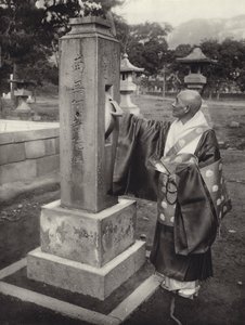 Japani 1920-luvulla: rukouspyörä ja buddhalainen pappi (m/v kuva) tekijältä Herbert Ponting