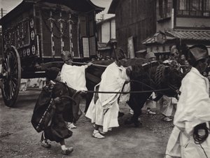 Japani 1920-luvulla: korkea-arvoisen henkilön shintoistiset hautajaiset (m/w kuva) tekijältä Herbert Ponting