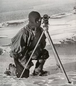 Liut. E. R. G. R. Evans Surveying With The Four-Inch Theodolite, lokakuu 1911, 1913. tekijältä Herbert Ponting