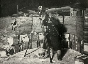 Liut. Evans tarkkailemassa Jupiterin peittämistä, 8. kesäkuuta 1911, 1913 tekijältä Herbert Ponting