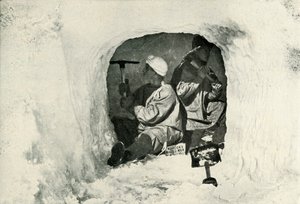 Liut. Evans ja Nelson leikkaamassa luolaa kylmävarastointia varten, 12. tammikuuta 1911, 1913 tekijältä Herbert Ponting