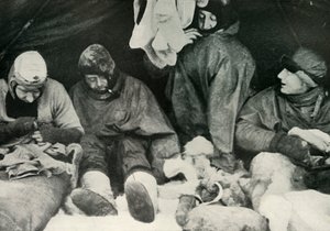 Napapuolueen jäsenet pääsevät makuupussiinsa, c1911, 1913. tekijältä Herbert Ponting