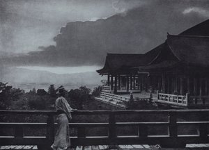Moni ght at Kiyomizudera (b/w p hot) tekijältä Herbert Ponting
