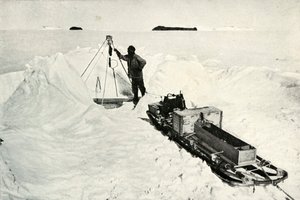 Nelson and His Gear, c1911, 1913 tekijältä Herbert Ponting