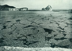Pannukakkujäät muodostuvat laatoiksi Cape Evansin edustalla, c19101913, 1913. tekijältä Herbert Ponting