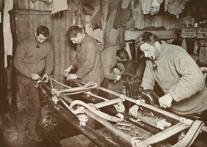 Kelkkojen valmistaminen Polar Journey -matkalle Crean, Forde, Lashly, P.O. Evans, 1911, 1913. tekijältä Herbert Ponting