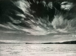 Merkittäviä cirruspilviä Barnen jäätikön yllä, 19. joulukuuta 1911, 1913 tekijältä Herbert Ponting