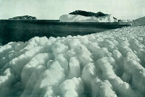 Spray Ridges of Ice After A Blizzard, c19101913, 1913. tekijältä Herbert Ponting