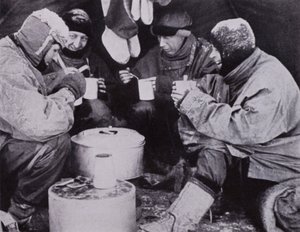 "Sinä iltana he söivät jouluaterian" (m/w kuva) tekijältä Herbert Ponting