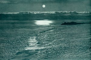 The Barne Glacier: Halkeama ohuella lumisillalla, c19101913, 1913. tekijältä Herbert Ponting