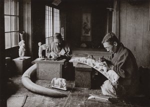 Ivory Carvers (m/w kuva) tekijältä Herbert Ponting