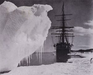 "Laskeutuminen jääjalan alueelle lähellä Cape Evansia" (m/v kuva) tekijältä Herbert Ponting
