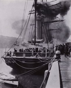 "Pieni laiva lähti Port Chalmersista matkansa viimeisessä vaiheessa" (m/v kuva) tekijältä Herbert Ponting