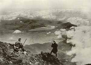Kaksi mailia pilvien yläpuolella, 1910. tekijältä Herbert Ponting