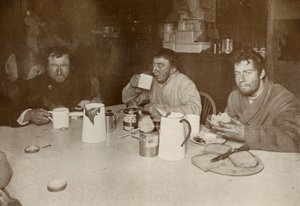 Wilson, Bowers ja Cherry-Garrard palatessaan Cape Crozierista, 1. elokuuta 1911, 1913 tekijältä Herbert Ponting