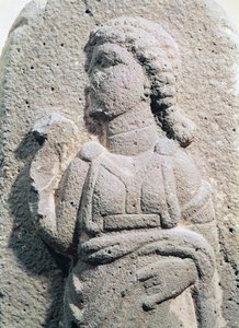 Reliefi, joka esittää perinteisesti pukeutunutta heettiläisnaista, Syyriasta, noin 1300-1200 eaa.