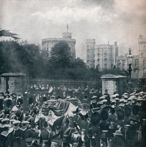 Kuningas Edward VII:n ruumisauto vedetään Windsorin linnan alueelle, 1910 1911