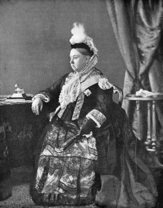 Kuningatar Victoria mekossa, jota hän käytti kultaisen juhlavuoden jumalanpalveluksessaan vuonna 1887.