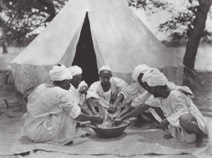 Afrikka: Afrikka: Arabimerimiehet aterioimassa (s/w-kuva). tekijältä Hugo Adolf Bernatzik
