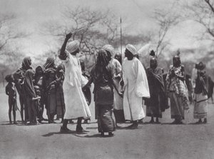 Afrikka: Aulad Hamid tanssi (s/w kuva). tekijältä Hugo Adolf Bernatzik
