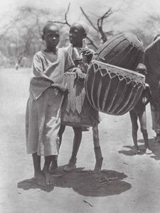 Afrikka: Aulad Hamid rummut (s/w-kuva).