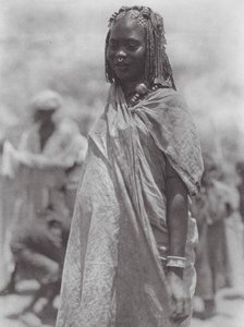 Afrikka: Aulad Hamid hopea ja meripihka koriste (s/w kuva). tekijältä Hugo Adolf Bernatzik