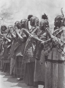Afrikka: Aulad Hamidin naiset taputtavat aikaa tanssissa (s/w kuva).