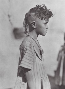 Afrikka: Bisharin-lapsi amuletin kanssa (s/w-kuva). tekijältä Hugo Adolf Bernatzik