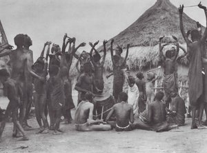 Afrikka: Dinka-lehmätanssi (s/w-kuva). tekijältä Hugo Adolf Bernatzik