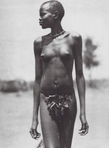 Afrikka: Djur-tyttö, Sudan (s/w-kuva).