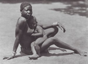 Afrikka: Djur, äiti ja lapsi (s/w valokuva). tekijältä Hugo Adolf Bernatzik