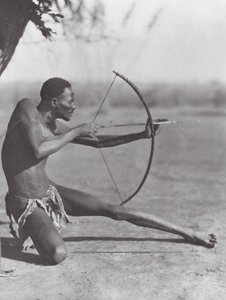 Afrikka: Djurin jousiampuja (s/w kuva). tekijältä Hugo Adolf Bernatzik