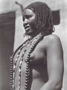 Afrikka: Gawazi, ammattitanssija (s/w-kuva). tekijältä Hugo Adolf Bernatzik