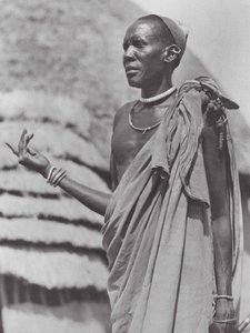 Afrikka: Tongan päällikkö (s/w-kuva) tekijältä Hugo Adolf Bernatzik