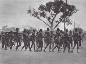 Afrikka: Moru-tanssi (s/w-kuva) tekijältä Hugo Adolf Bernatzik