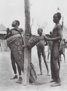 Afrikka: Moru-miehet soittavat rumpuja (s/w-kuva). tekijältä Hugo Adolf Bernatzik