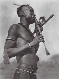Afrikka: Niambara-huilunsoittaja (s/w-kuva). tekijältä Hugo Adolf Bernatzik