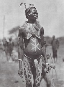 Afrikka: Nuba-nainen juhlakoristeen kanssa (s/w-kuva). tekijältä Hugo Adolf Bernatzik