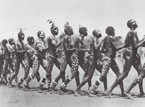Afrikka: Nuba-naiset tanssivat (s/w-kuva).
