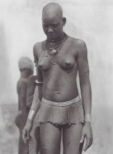 Afrikka: Afrikka: Nuer-nainen (s/w-kuva)