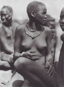 Afrikka: Nuer-tyttö, jolla on kirahvinkarvainen kaulakoru (s/w-kuva): Nuer-tyttö, jolla on kirahvinkarvainen kaulakoru.