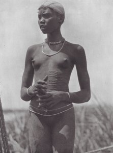 Afrikka: Nuer-tyttö, jolla on koristearpia (s/w-kuva).