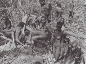 Afrikka: Nuer-tytöt sudanilaisessa purjeveneessä (s/w-kuva). tekijältä Hugo Adolf Bernatzik