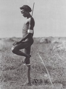 Afrikka: Nuer, lepoasento (s/w-kuva). tekijältä Hugo Adolf Bernatzik