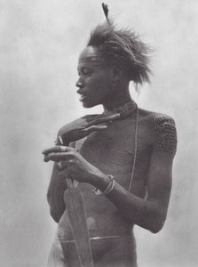 Afrikka: Nuer-soturi, jolla on heimomerkki otsassa (s/w-kuva).