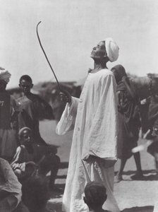 Afrikka: Afrikka: Vanha mies pilkkaa tanssijaa (s/w-kuva). tekijältä Hugo Adolf Bernatzik