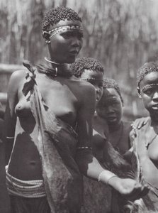 Afrikka: Afrikka: Shilluk-tytöt (s/w-kuva)