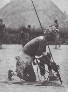 Afrikka: Shilluk juhla-asussa (s/w-kuva). tekijältä Hugo Adolf Bernatzik